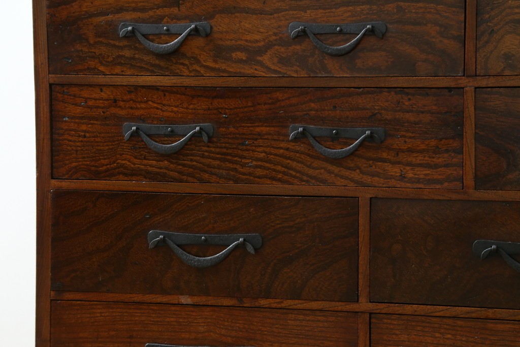 和製アンティーク　上手物　蟻組み(アリ組み、あり組み)　三方欅(ケヤキ)材　漆塗り　引き出し10杯付き!!くっきりした杢目が魅力の小引き出し　(R-067318)