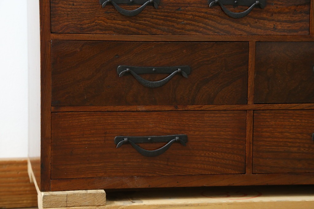 和製アンティーク　上手物　蟻組み(アリ組み、あり組み)　三方欅(ケヤキ)材　漆塗り　引き出し10杯付き!!くっきりした杢目が魅力の小引き出し　(R-067318)