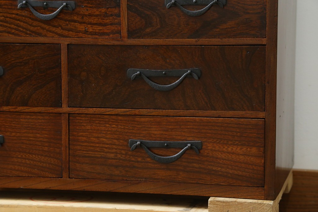 和製アンティーク　上手物　蟻組み(アリ組み、あり組み)　三方欅(ケヤキ)材　漆塗り　引き出し10杯付き!!くっきりした杢目が魅力の小引き出し　(R-067318)