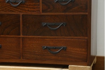 和製アンティーク　上手物　蟻組み(アリ組み、あり組み)　三方欅(ケヤキ)材　漆塗り　引き出し10杯付き!!くっきりした杢目が魅力の小引き出し　(R-067318)