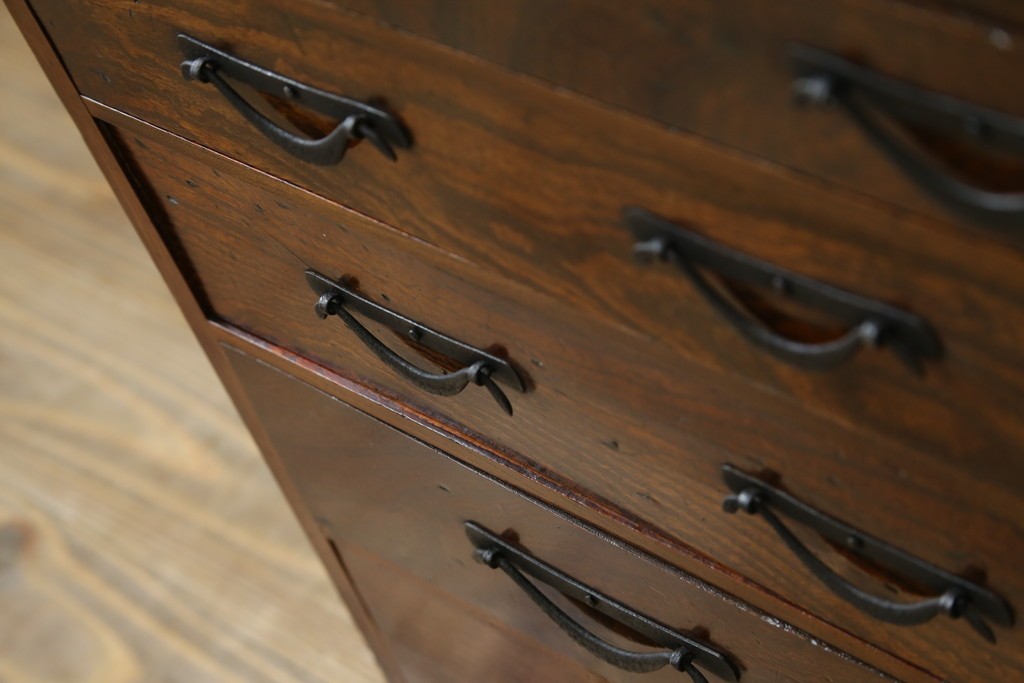 和製アンティーク　上手物　蟻組み(アリ組み、あり組み)　三方欅(ケヤキ)材　漆塗り　引き出し10杯付き!!くっきりした杢目が魅力の小引き出し　(R-067318)