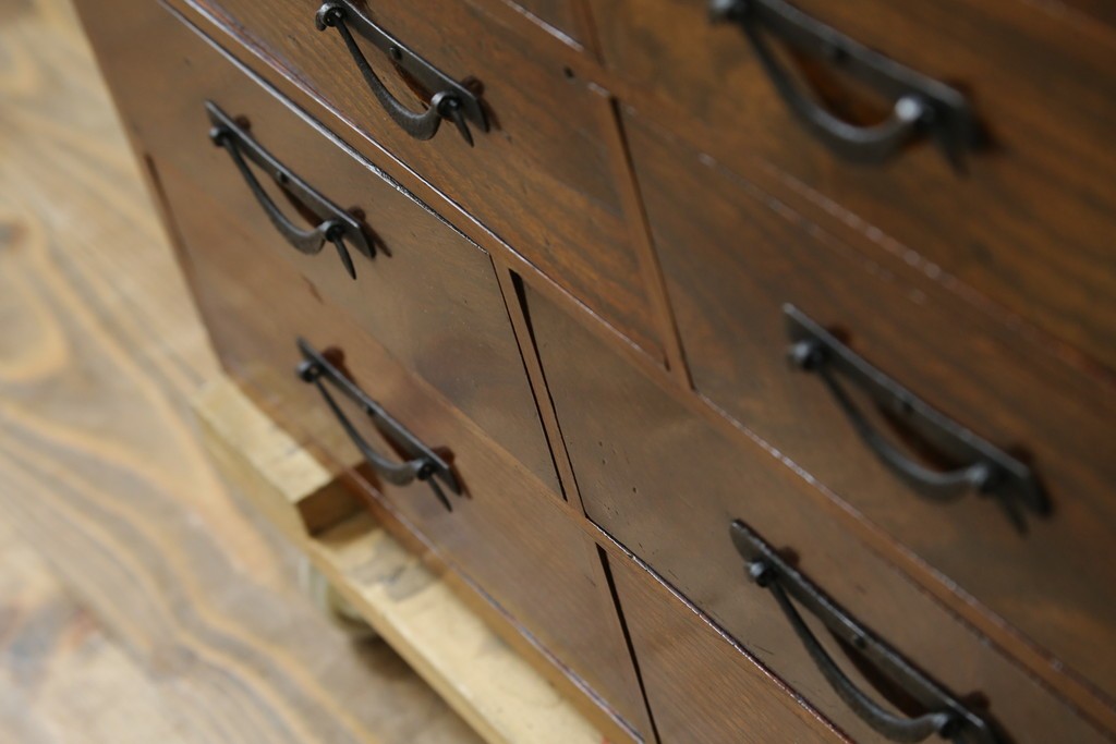 和製アンティーク　上手物　蟻組み(アリ組み、あり組み)　三方欅(ケヤキ)材　漆塗り　引き出し10杯付き!!くっきりした杢目が魅力の小引き出し　(R-067318)