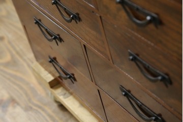 和製アンティーク　上手物　蟻組み(アリ組み、あり組み)　三方欅(ケヤキ)材　漆塗り　引き出し10杯付き!!くっきりした杢目が魅力の小引き出し　(R-067318)