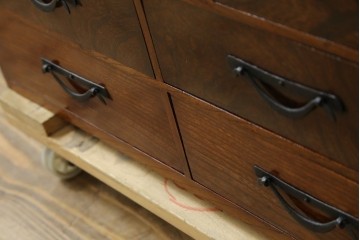 和製アンティーク　上手物　蟻組み(アリ組み、あり組み)　三方欅(ケヤキ)材　漆塗り　引き出し10杯付き!!くっきりした杢目が魅力の小引き出し　(R-067318)