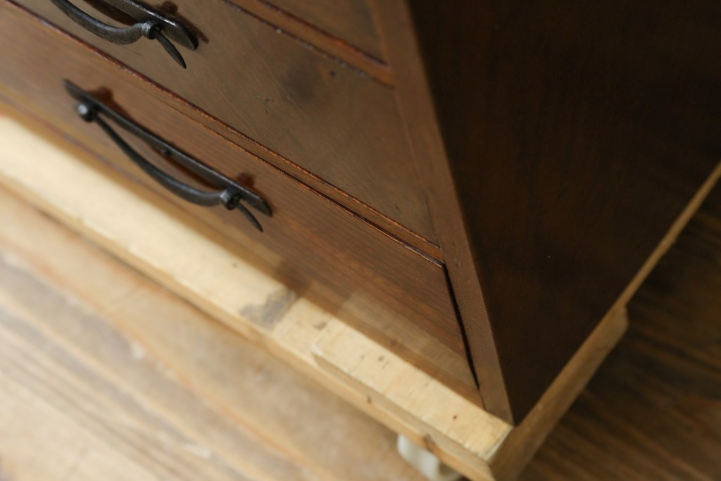 和製アンティーク　上手物　蟻組み(アリ組み、あり組み)　三方欅(ケヤキ)材　漆塗り　引き出し10杯付き!!くっきりした杢目が魅力の小引き出し　(R-067318)