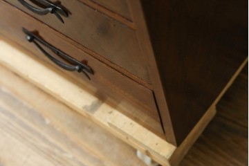 和製アンティーク　上手物　蟻組み(アリ組み、あり組み)　三方欅(ケヤキ)材　漆塗り　引き出し10杯付き!!くっきりした杢目が魅力の小引き出し　(R-067318)