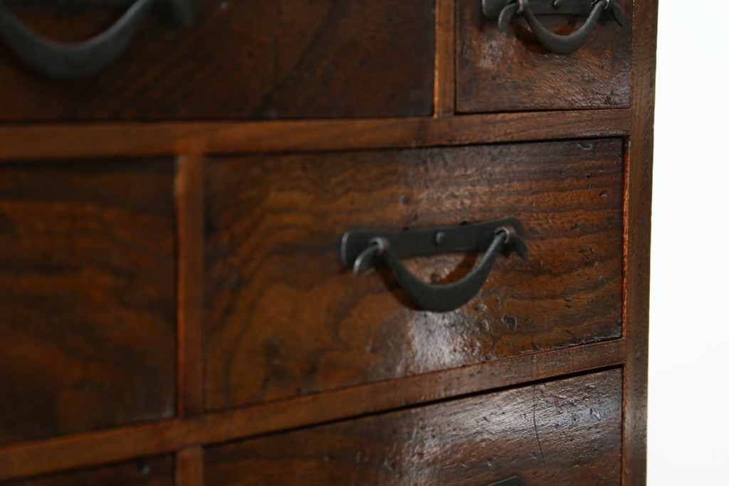 和製アンティーク　上手物　蟻組み(アリ組み、あり組み)　三方欅(ケヤキ)材　漆塗り　引き出し10杯付き!!くっきりした杢目が魅力の小引き出し　(R-067318)