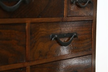 和製アンティーク　上手物　蟻組み(アリ組み、あり組み)　三方欅(ケヤキ)材　漆塗り　引き出し10杯付き!!くっきりした杢目が魅力の小引き出し　(R-067318)