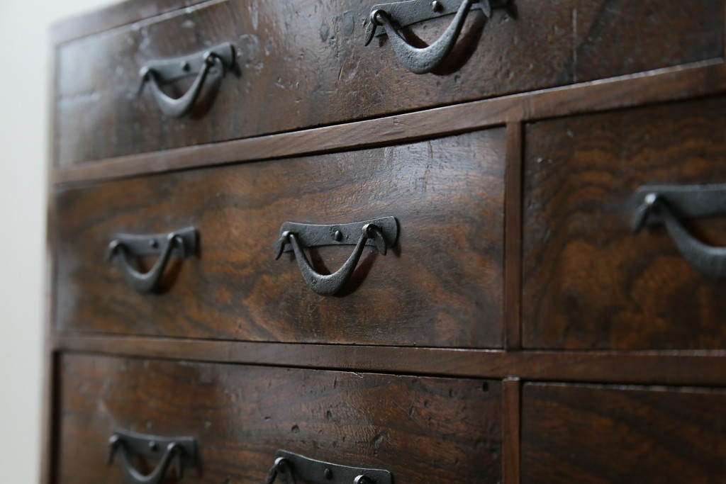 和製アンティーク　上手物　蟻組み(アリ組み、あり組み)　三方欅(ケヤキ)材　漆塗り　引き出し10杯付き!!くっきりした杢目が魅力の小引き出し　(R-067318)