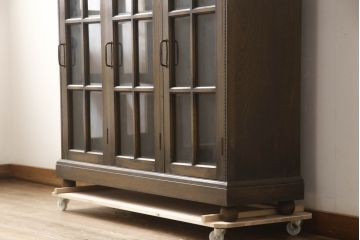 和製ビンテージ　神戸洋家具　ナラ材　クラシカルな雰囲気漂うキャビネット(サイドボード、サイドキャビネット、ブックケース、収納棚、戸棚、ヴィンテージ)(R-067320)