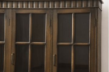 和製ビンテージ　神戸洋家具　ナラ材　クラシカルな雰囲気漂うキャビネット(サイドボード、サイドキャビネット、ブックケース、収納棚、戸棚、ヴィンテージ)(R-067320)