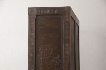 中古　軽井沢彫り　上品で和モダンな雰囲気漂う食器棚(キャビネット、収納棚、戸棚)(R-067322)
