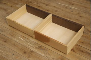 中古　軽井沢彫り　上品で和モダンな雰囲気漂う食器棚(キャビネット、収納棚、戸棚)(R-067322)