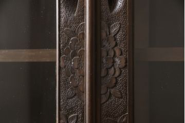中古　軽井沢彫り　上品で和モダンな雰囲気漂う食器棚(キャビネット、収納棚、戸棚)(R-067322)