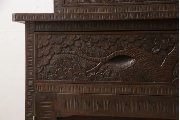 中古　軽井沢彫り　上品で和モダンな雰囲気漂う食器棚(キャビネット、収納棚、戸棚)(R-067322)