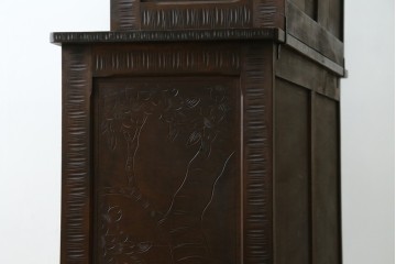 中古　軽井沢彫り　桜モチーフの彫刻がびっしりと施された食器棚　(R-067322)