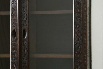 中古　軽井沢彫り　桜モチーフの彫刻がびっしりと施された食器棚　(R-067322)