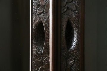 中古　軽井沢彫り　桜モチーフの彫刻がびっしりと施された食器棚　(R-067322)