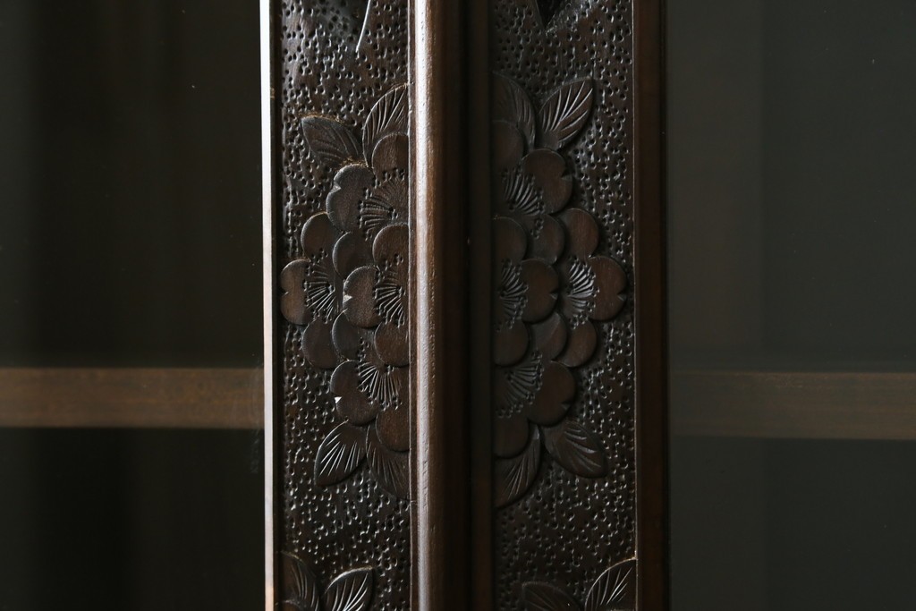 中古　軽井沢彫り　桜モチーフの彫刻がびっしりと施された食器棚　(R-067322)