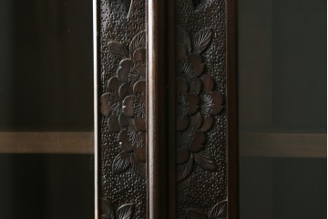 中古　軽井沢彫り　桜モチーフの彫刻がびっしりと施された食器棚　(R-067322)