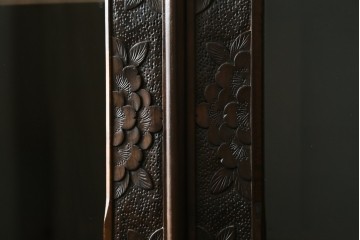 中古　軽井沢彫り　桜モチーフの彫刻がびっしりと施された食器棚　(R-067322)