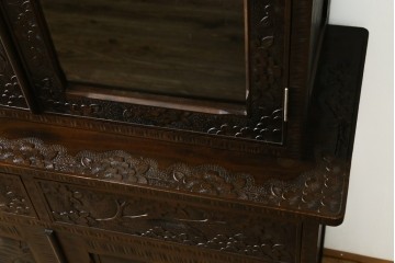 中古　軽井沢彫り　桜モチーフの彫刻がびっしりと施された食器棚　(R-067322)