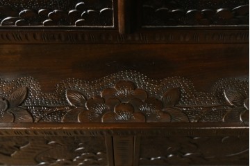 中古　軽井沢彫り　桜モチーフの彫刻がびっしりと施された食器棚　(R-067322)