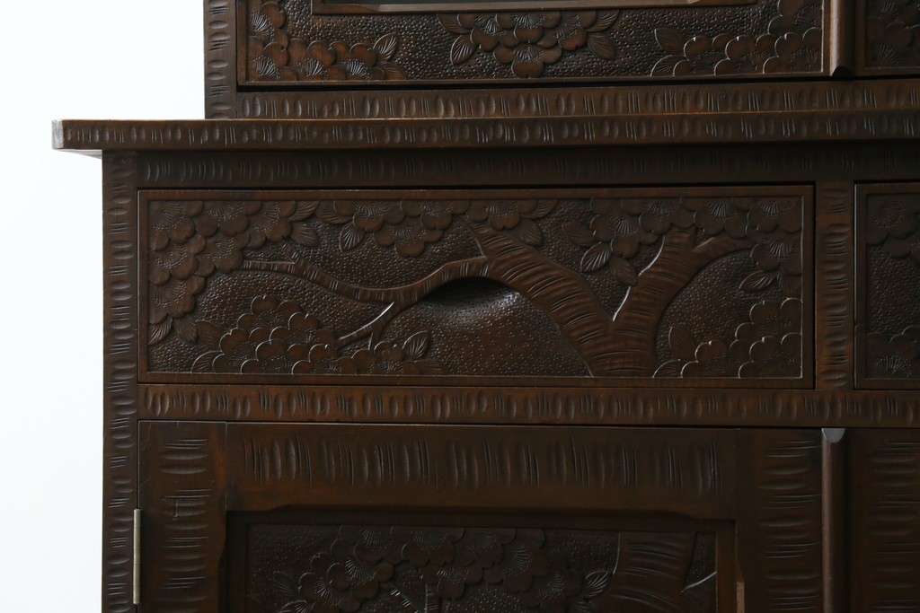 中古　軽井沢彫り　桜モチーフの彫刻がびっしりと施された食器棚　(R-067322)