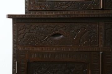 中古　軽井沢彫り　桜モチーフの彫刻がびっしりと施された食器棚　(R-067322)