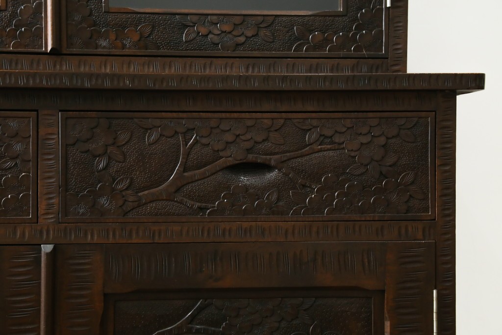 中古　軽井沢彫り　桜モチーフの彫刻がびっしりと施された食器棚　(R-067322)