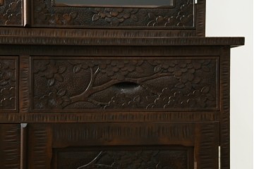 中古　軽井沢彫り　桜モチーフの彫刻がびっしりと施された食器棚　(R-067322)