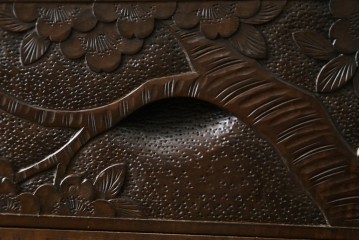中古　軽井沢彫り　桜モチーフの彫刻がびっしりと施された食器棚　(R-067322)