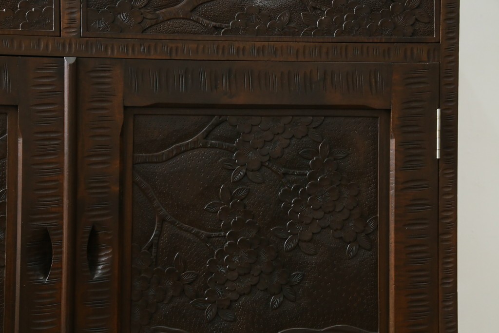 中古　軽井沢彫り　桜モチーフの彫刻がびっしりと施された食器棚　(R-067322)