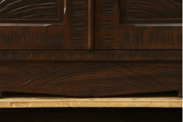 中古　軽井沢彫り　桜モチーフの彫刻がびっしりと施された食器棚　(R-067322)