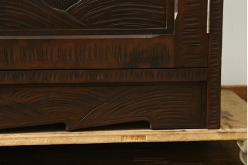 中古　軽井沢彫り　桜モチーフの彫刻がびっしりと施された食器棚　(R-067322)