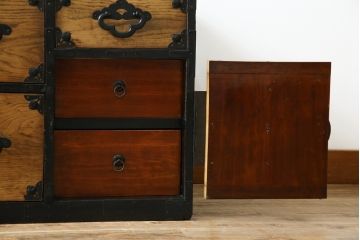 和製アンティーク　前面栗材　上品なデザインの丸金具が目を引く米沢箪笥ローチェスト(ローボード、テレビ台、テレビボード、引き出し、時代箪笥、収納タンス)(R-067323)