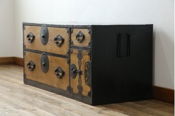 和製アンティーク　前面栗材　上品なデザインの丸金具が目を引く米沢箪笥ローチェスト(ローボード、テレビ台、テレビボード、引き出し、時代箪笥、収納タンス)(R-067323)