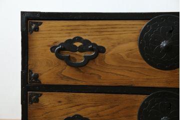和製アンティーク　前面栗材　上品なデザインの丸金具が目を引く米沢箪笥ローチェスト(ローボード、テレビ台、テレビボード、引き出し、時代箪笥、収納タンス)(R-067323)