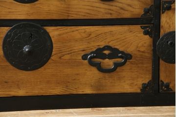 和製アンティーク　前面栗材　上品なデザインの丸金具が目を引く米沢箪笥ローチェスト(ローボード、テレビ台、テレビボード、引き出し、時代箪笥、収納タンス)(R-067323)