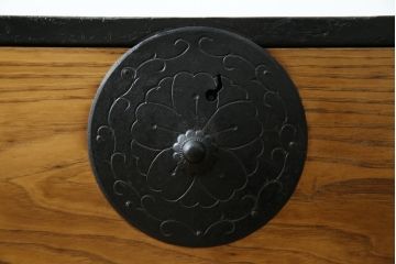 和製アンティーク　前面栗材　上品なデザインの丸金具が目を引く米沢箪笥ローチェスト(ローボード、テレビ台、テレビボード、引き出し、時代箪笥、収納タンス)(R-067323)