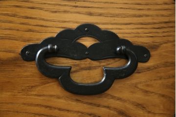 和製アンティーク　前面栗材　上品なデザインの丸金具が目を引く米沢箪笥ローチェスト(ローボード、テレビ台、テレビボード、引き出し、時代箪笥、収納タンス)(R-067323)
