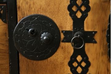 和製アンティーク　前面栗材　上品なデザインの丸金具が目を引く米沢箪笥ローチェスト(ローボード、テレビ台、テレビボード、引き出し、時代箪笥、収納タンス)(R-067323)