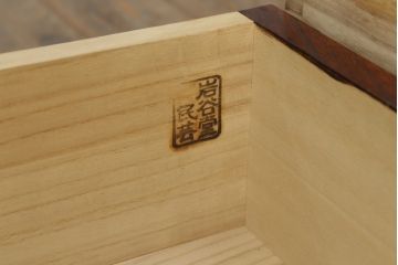 中古　岩谷堂箪笥　漆塗り　力強い木目が目を引く和箪笥(衣装箪笥、引き出し、チェスト、収納タンス)(R-067326)