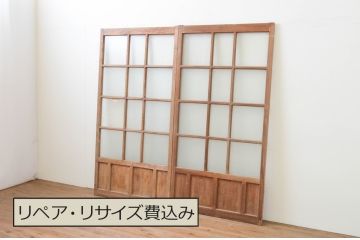 アンティーク建具　経年による古い木味が魅力のマス目(升目)格子のガラス戸2枚セット(引き戸)(R-067348)