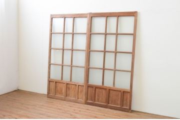 アンティーク建具　経年による古い木味が魅力のマス目(升目)格子のガラス戸2枚セット(引き戸)(R-067348)