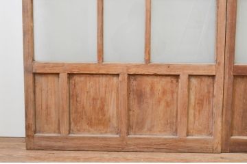 アンティーク建具　経年による古い木味が魅力のマス目(升目)格子のガラス戸2枚セット(引き戸)(R-067348)