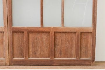 アンティーク建具　経年による古い木味が魅力のマス目(升目)格子のガラス戸2枚セット(引き戸)(R-067348)