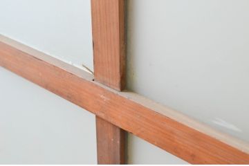 アンティーク建具　経年による古い木味が魅力のマス目(升目)格子のガラス戸2枚セット(引き戸)(R-067348)