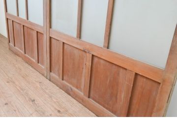 アンティーク建具　経年による古い木味が魅力のマス目(升目)格子のガラス戸2枚セット(引き戸)(R-067348)