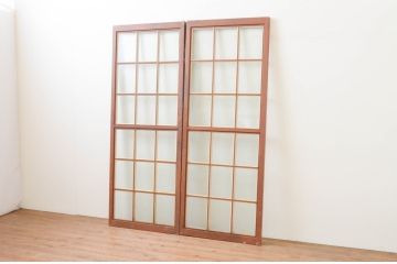 ビンテージ建具　重厚　アイアン製のマス目(升目)格子の両開きドア1対(2枚セット、ヴィンテージ)(R-067353)